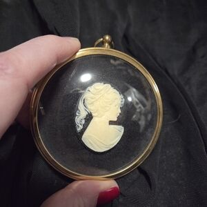 Beautiful Peter Bates Vintage Cameo Made In England
